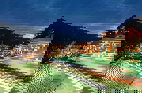 Hotel Waldhof****S - Pool Nacht